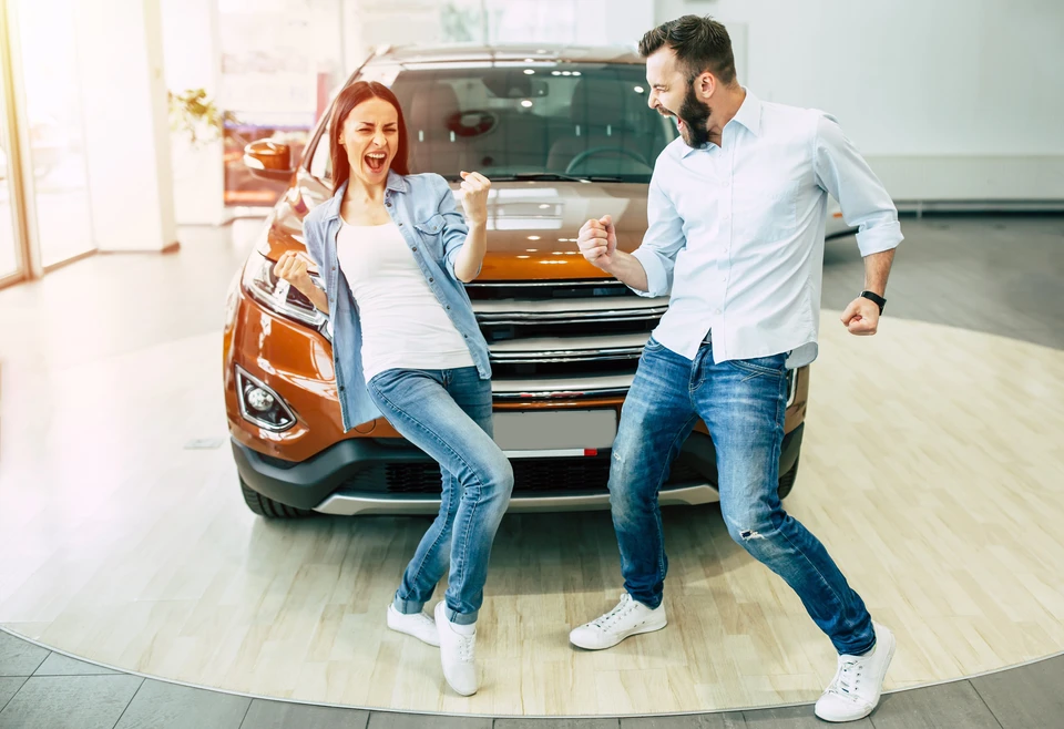 Scène d'affaires dans un bureau lumineux où deux hommes finalisent une transaction automobile